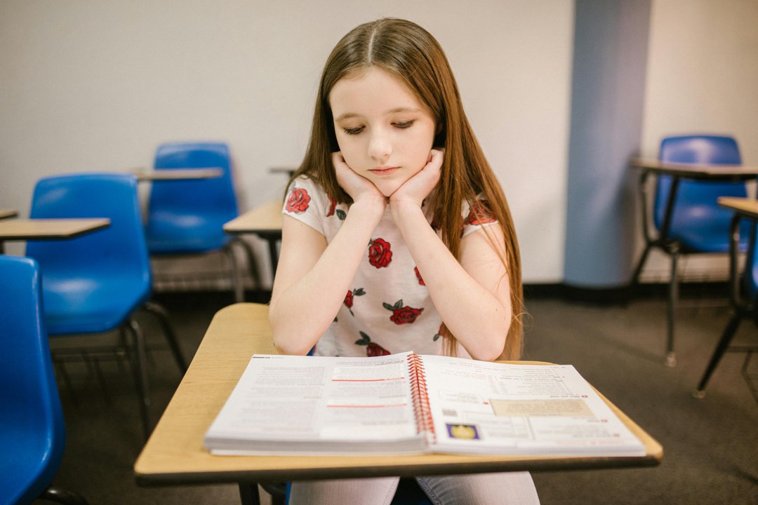 A sad girl sitting in a class | Source: Pexels