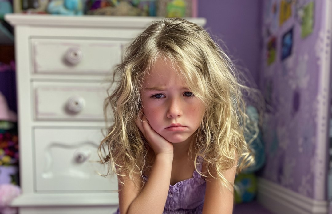 An upset little girl wearing a purple dress | Source: Midjourney