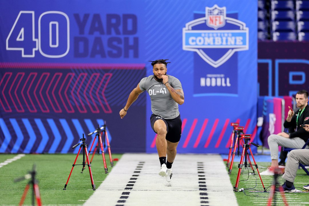Marshawn Kneeland runs the 40-yard dash during the NFL Combine in Indianapolis, Indiana on February 29, 2024 | Source: Getty Images