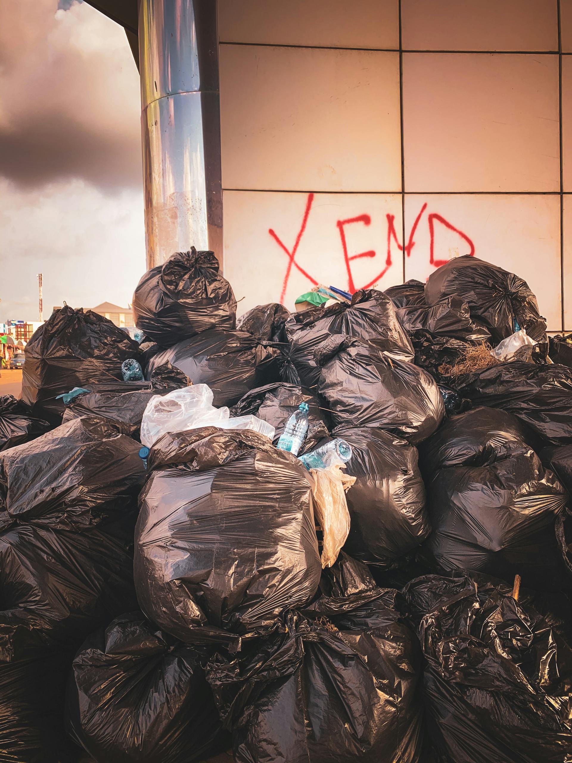A pile of black trash bags | Source: Pexels