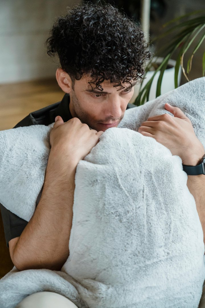 A miserable man at home | Source: Pexels