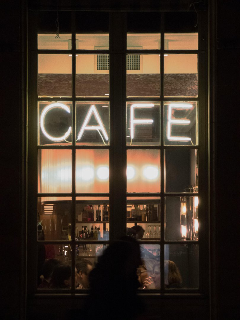A look at the outside of a café | Source: Pexels