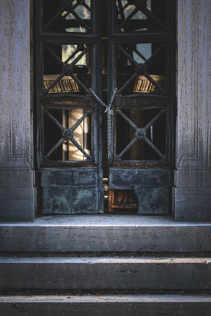 A building with a door locked with a chain | Source: Pexels