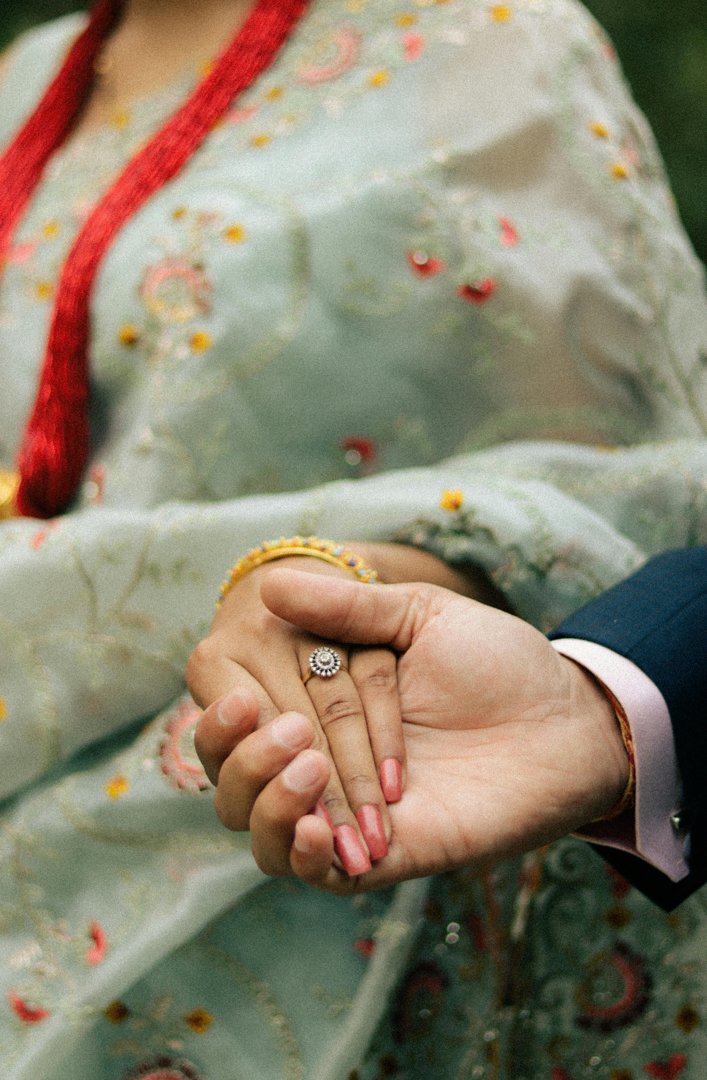 A man holding a woman's hand | Source: Pexels