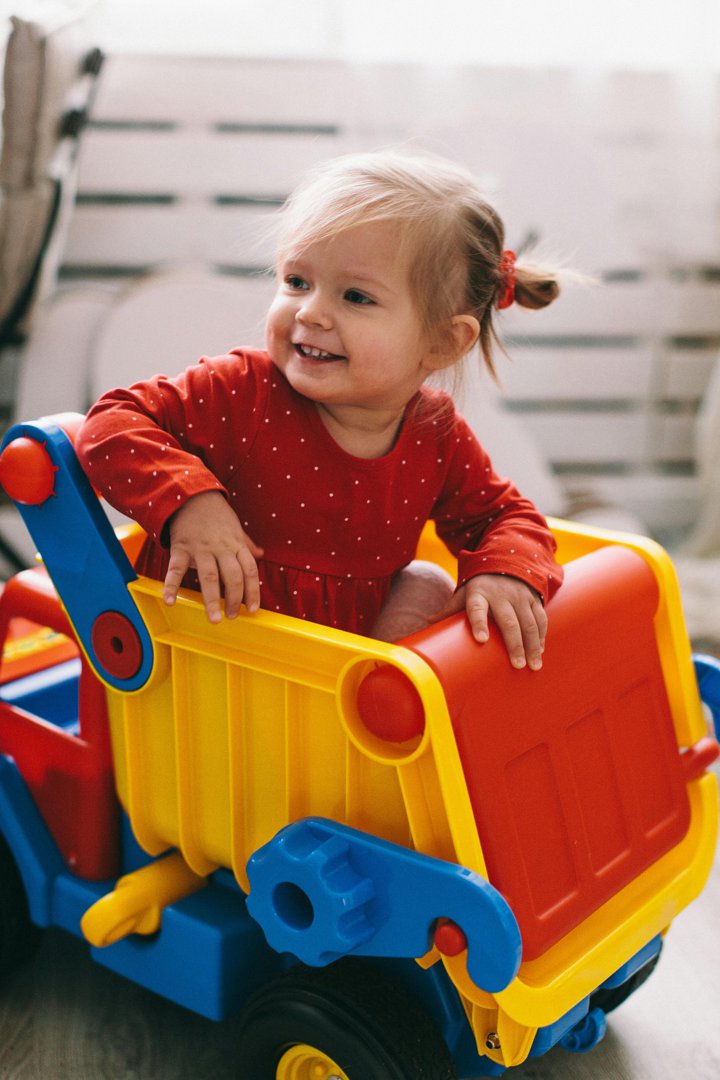 A happy child playing | Source: Pexels