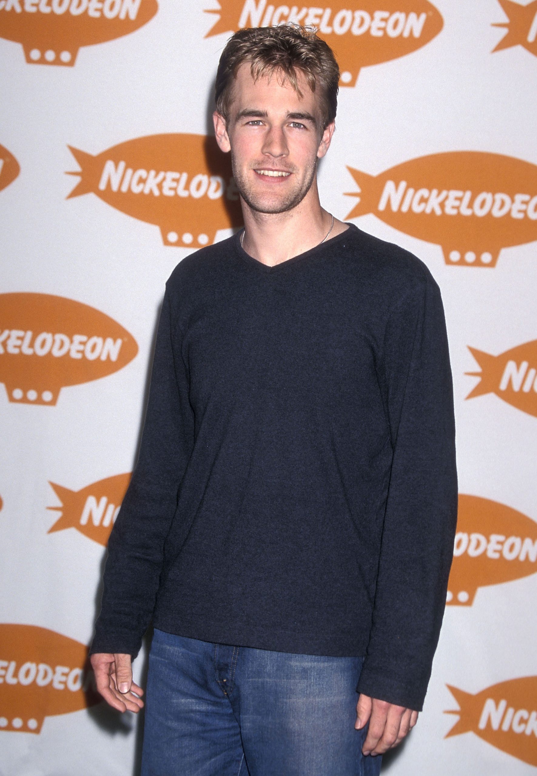 James Van Der Beek steps onto the orange carpet with relaxed, boy-next-door charm, his smile matching the playful vibe. In a navy sweater and classic jeans, he exudes effortless casual style. At the 14th Nickelodeon Kids' Choice Awards, he embodies laid-back teen icon charisma.