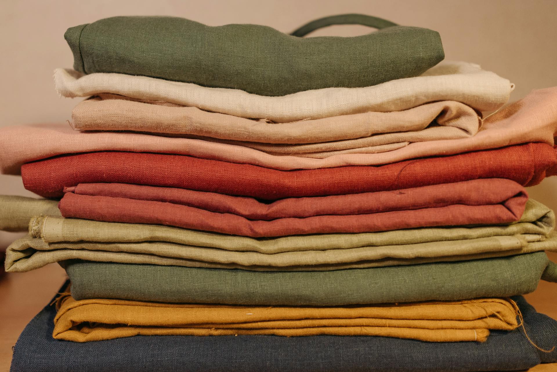 A pile of folded clothes | Source: Pexels