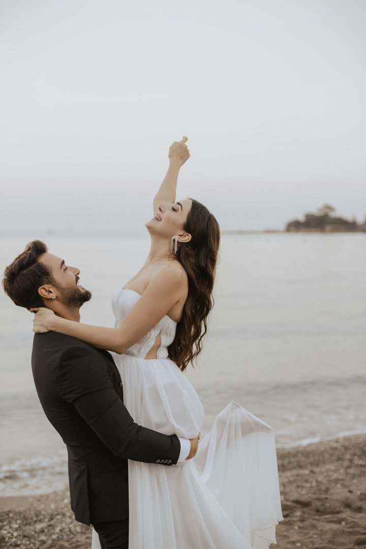 Happy newlyweds dancing | Source: Pexels