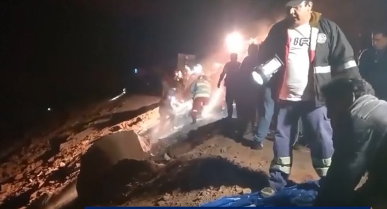 Authorities involved in recovery efforts after the accident on the rough stretch of the Pan-American Highway South in Peru, from a video dated November 12, 2025 | Source: Youtube/NDTV