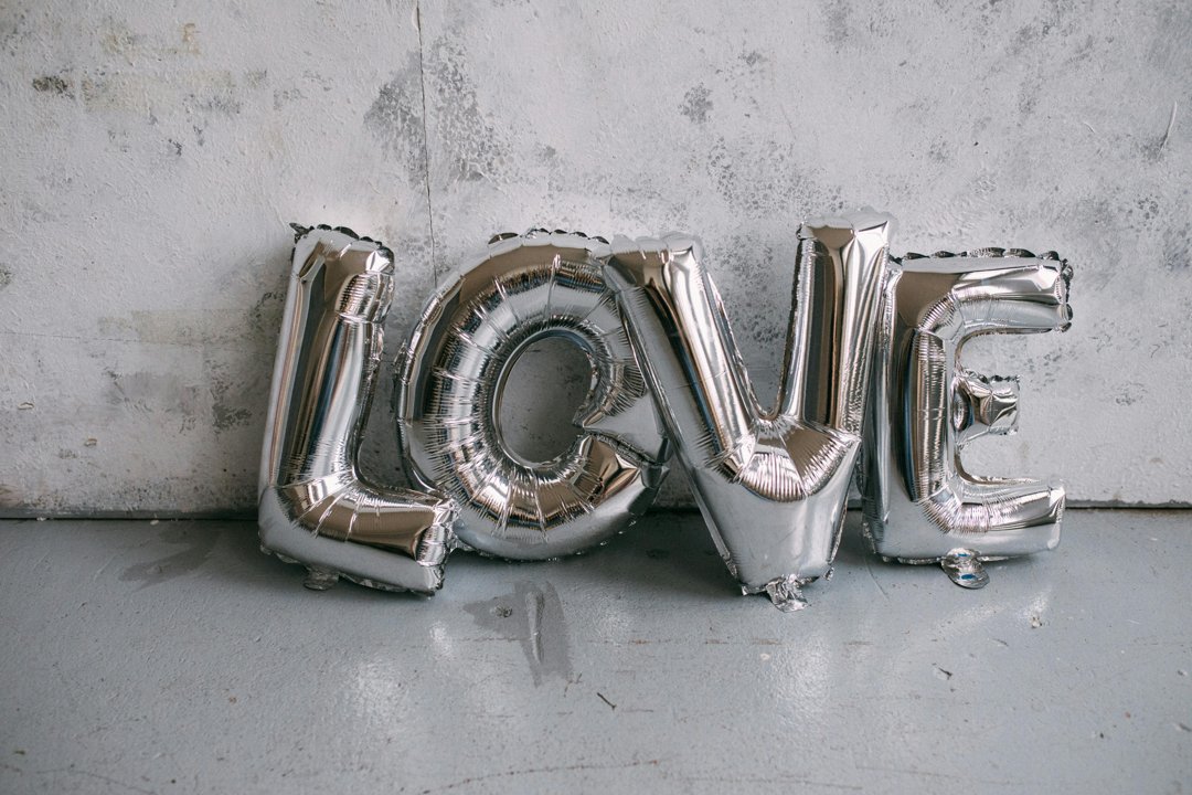 Silver letter balloons | Source: Pexels