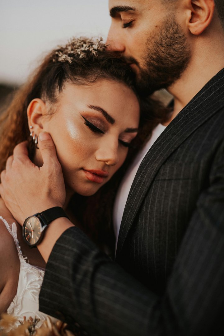 A couple embracing | Source: Pexels