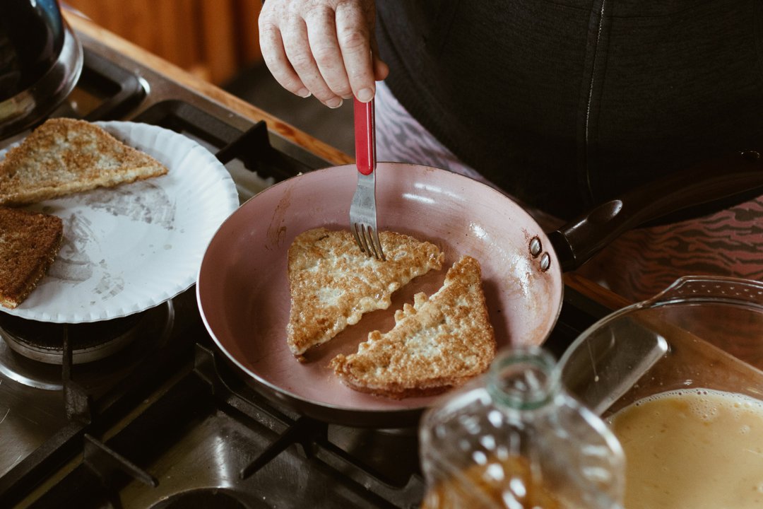 A person making French toast | Source: Unsplash