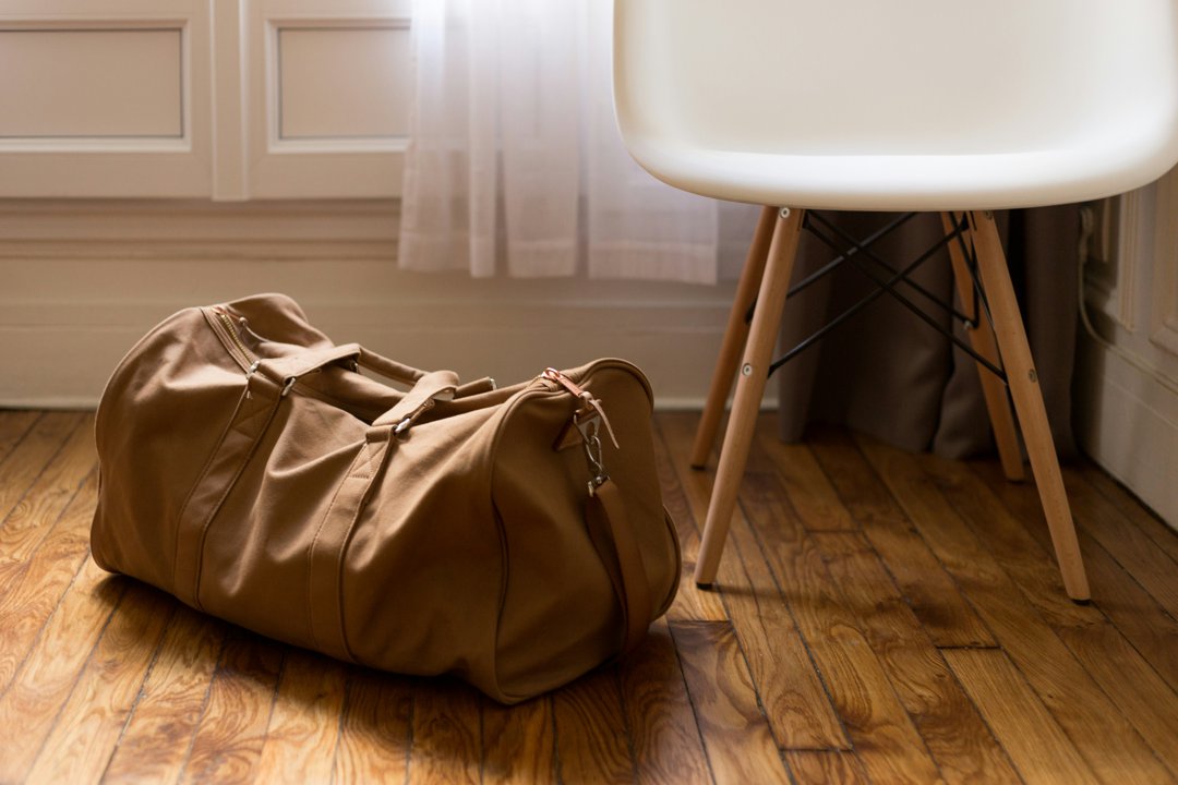 A duffel bag on the floor | Source: Unsplash