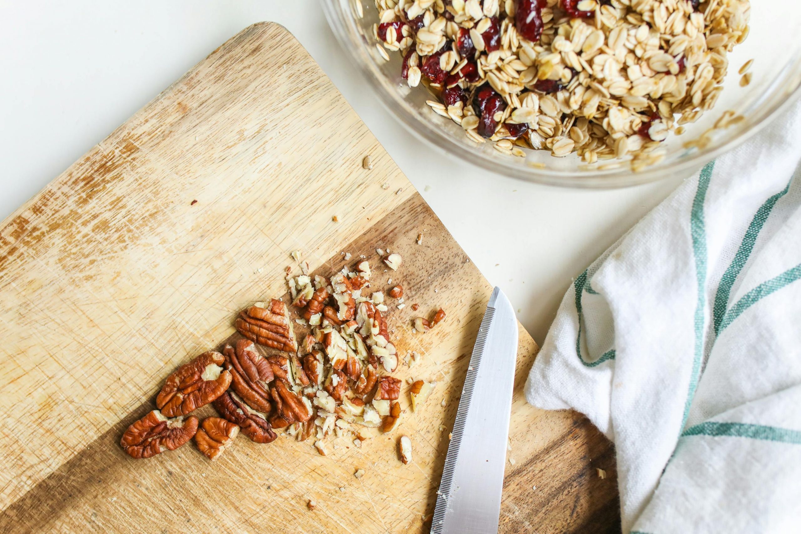 Chopped pecans on a board | Source: Pexels