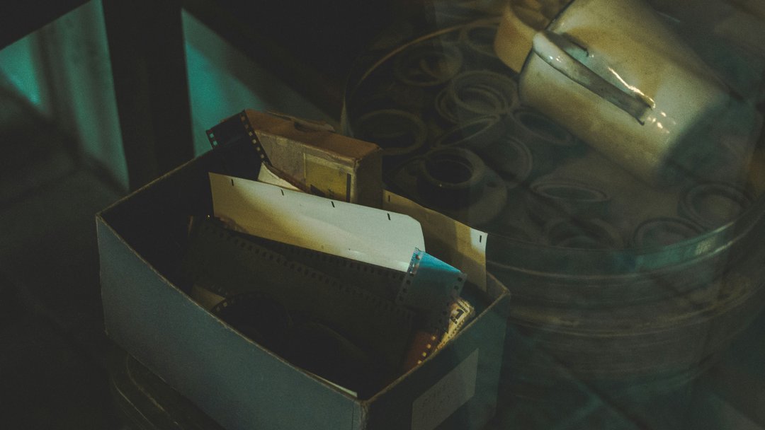 An old box on a table | Source: Unsplash