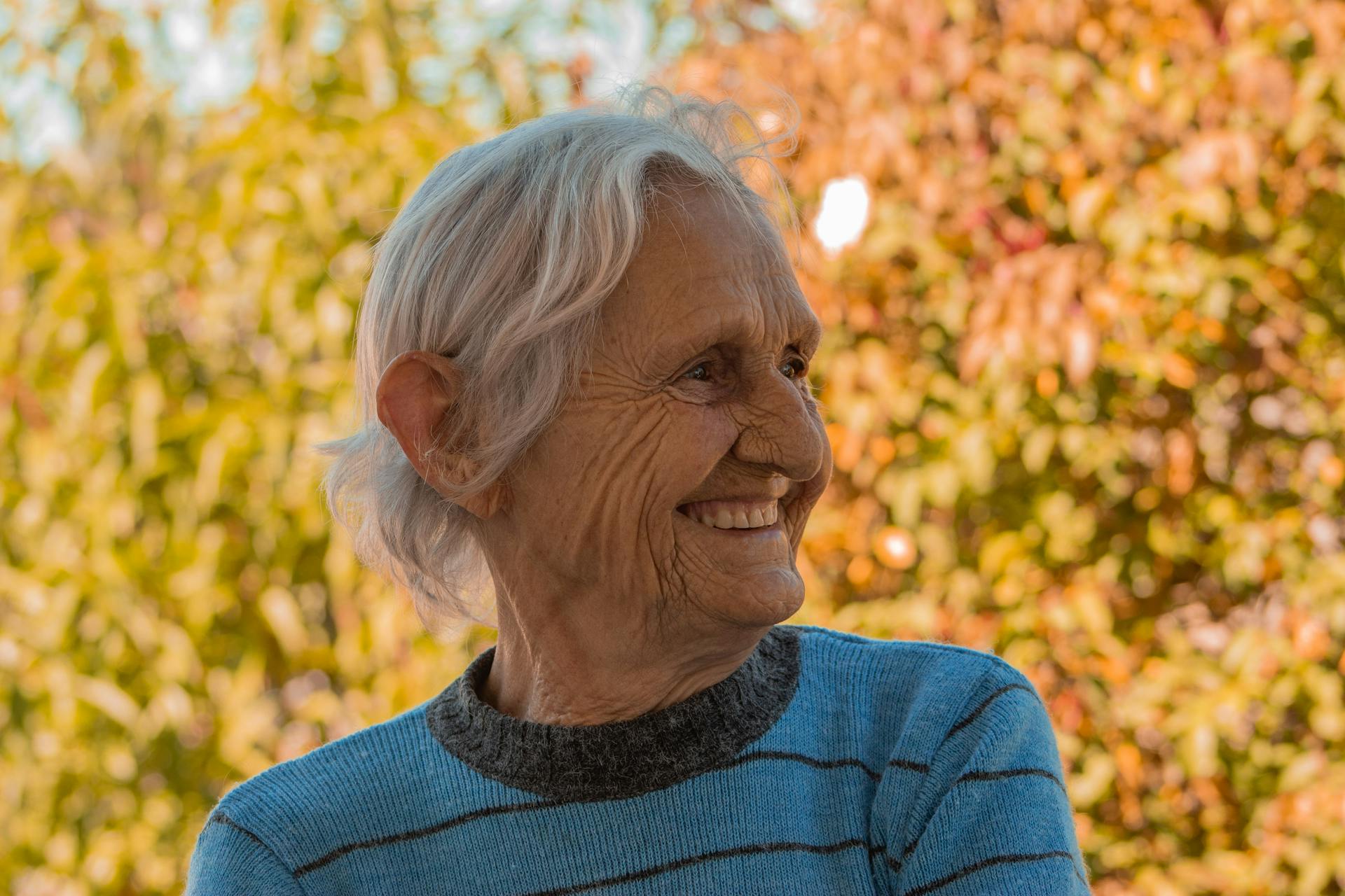 A happy and smiling elderly woman with white hair | Source: Pexels