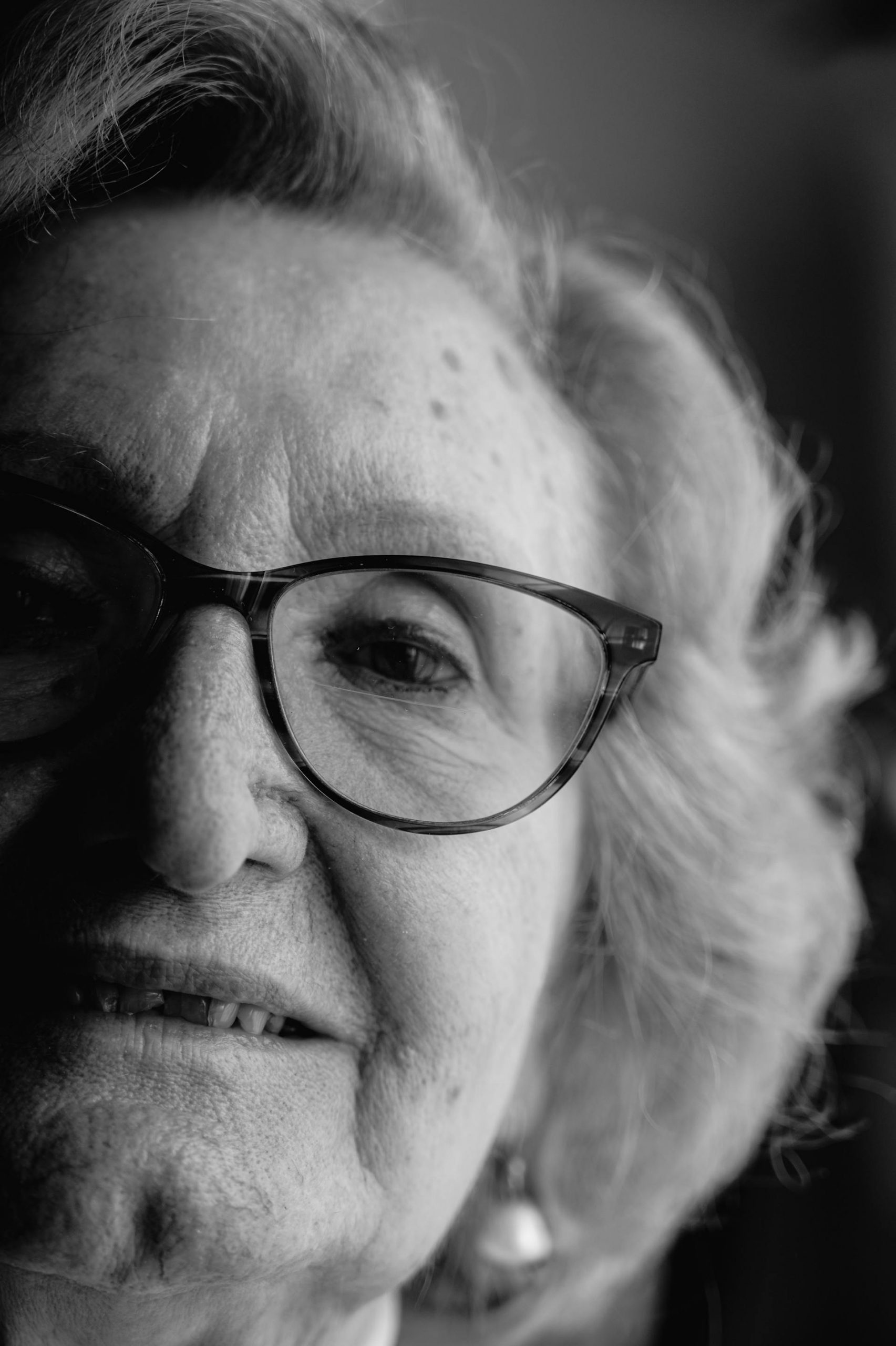 A black-and-white portrait of an elderly woman wearing glasses | Source: Pexels