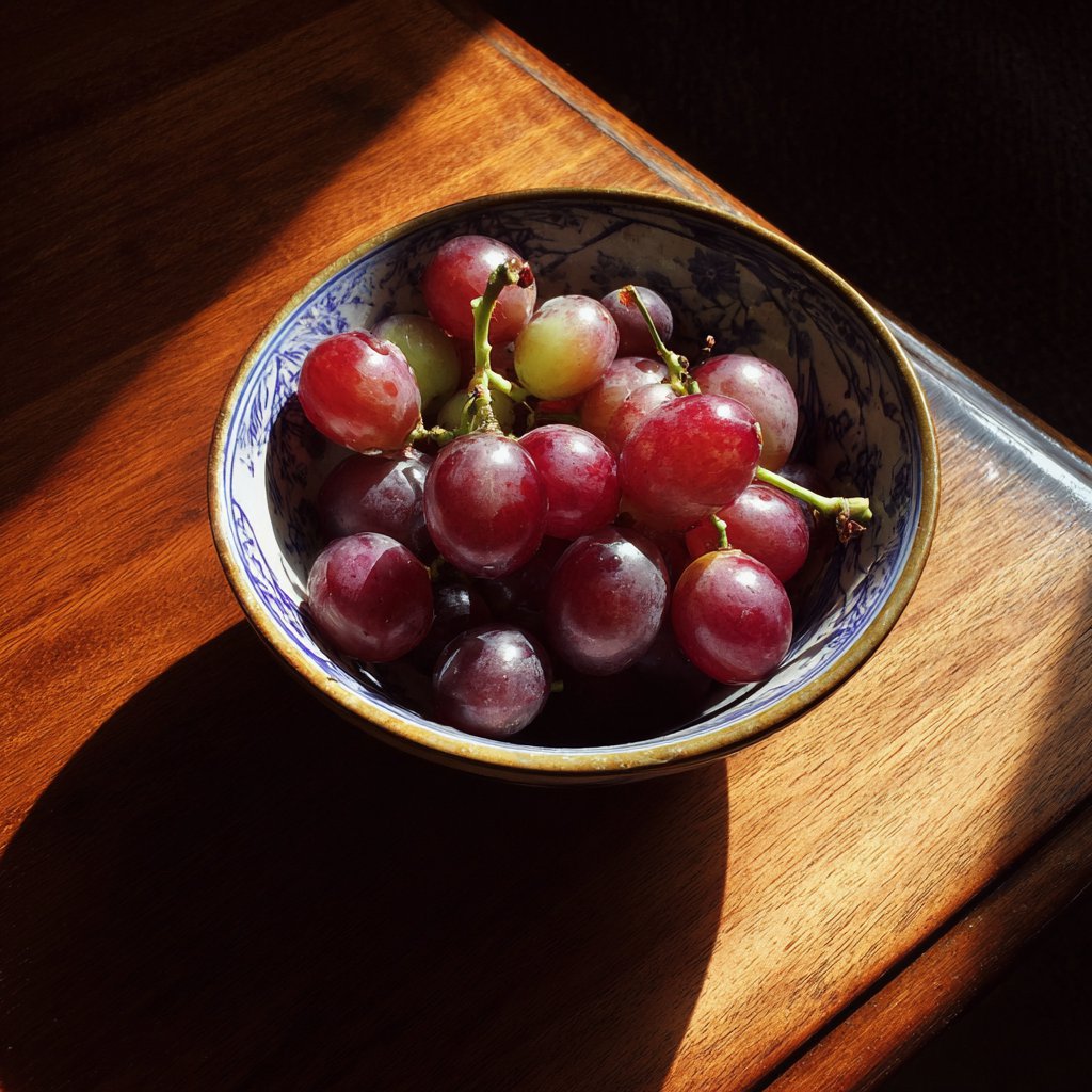 A bowl of grapes | Source: Midjourney