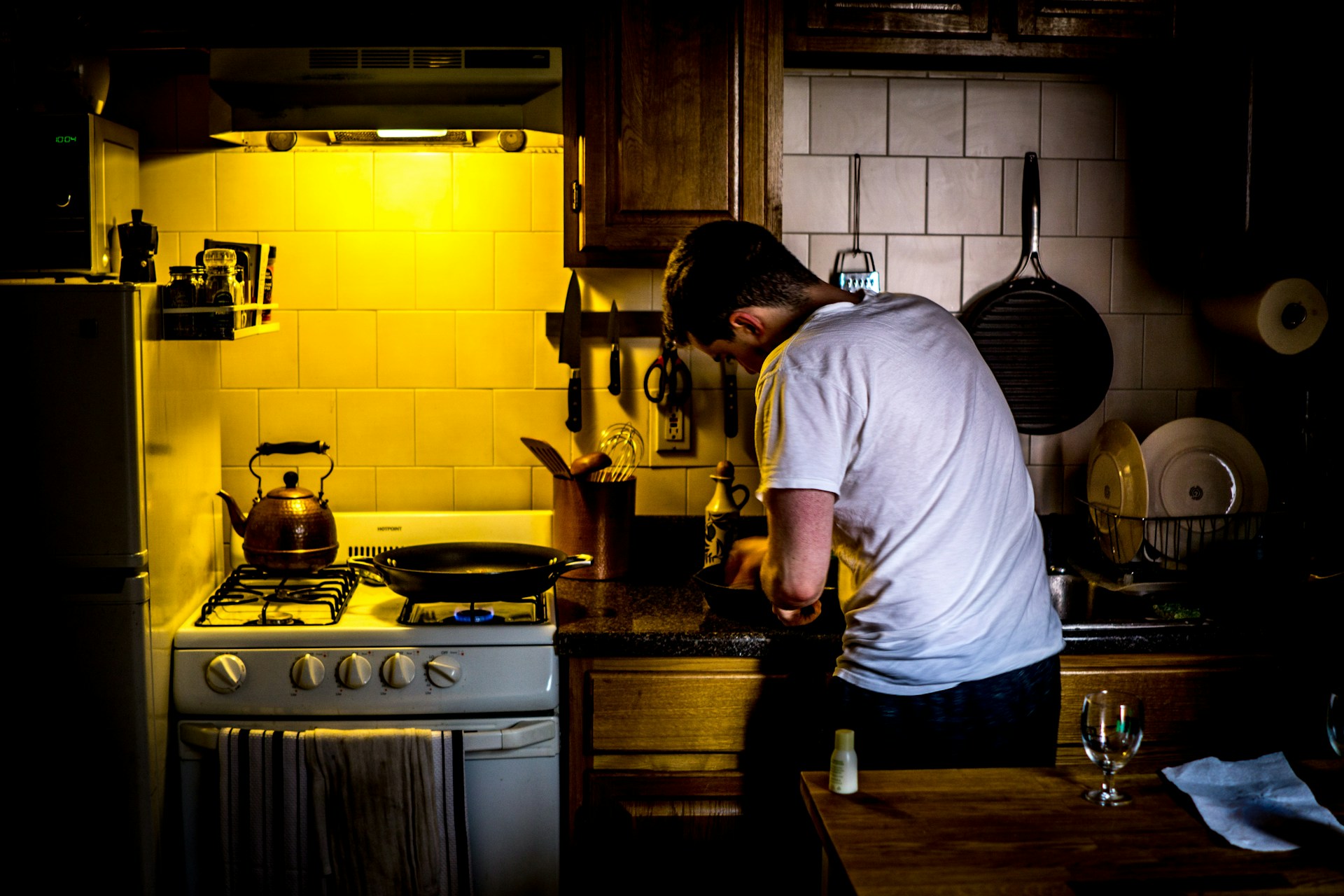 A man in the kitchen | Source: Unsplash