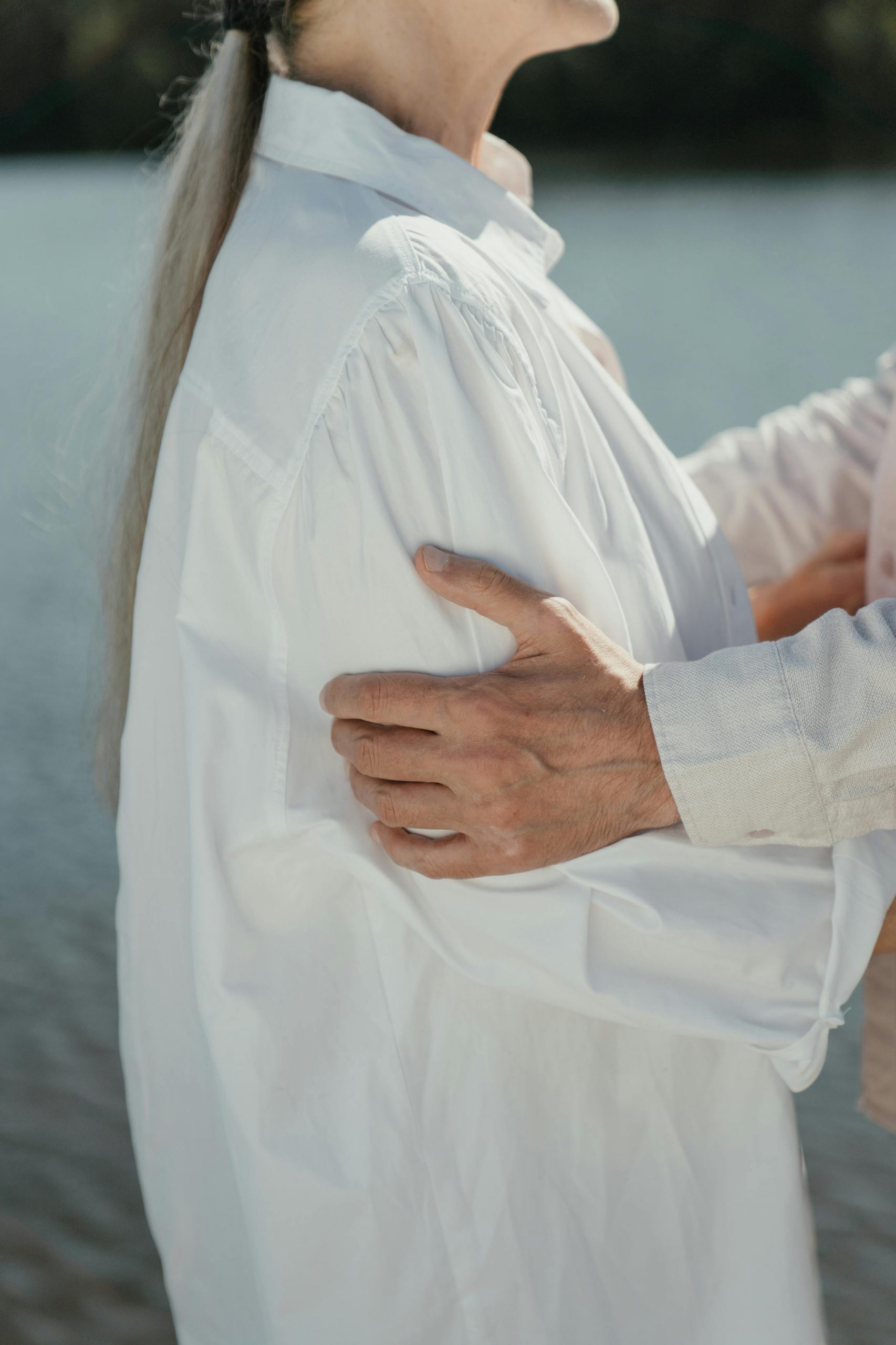 A couple embracing | Source: Pexels