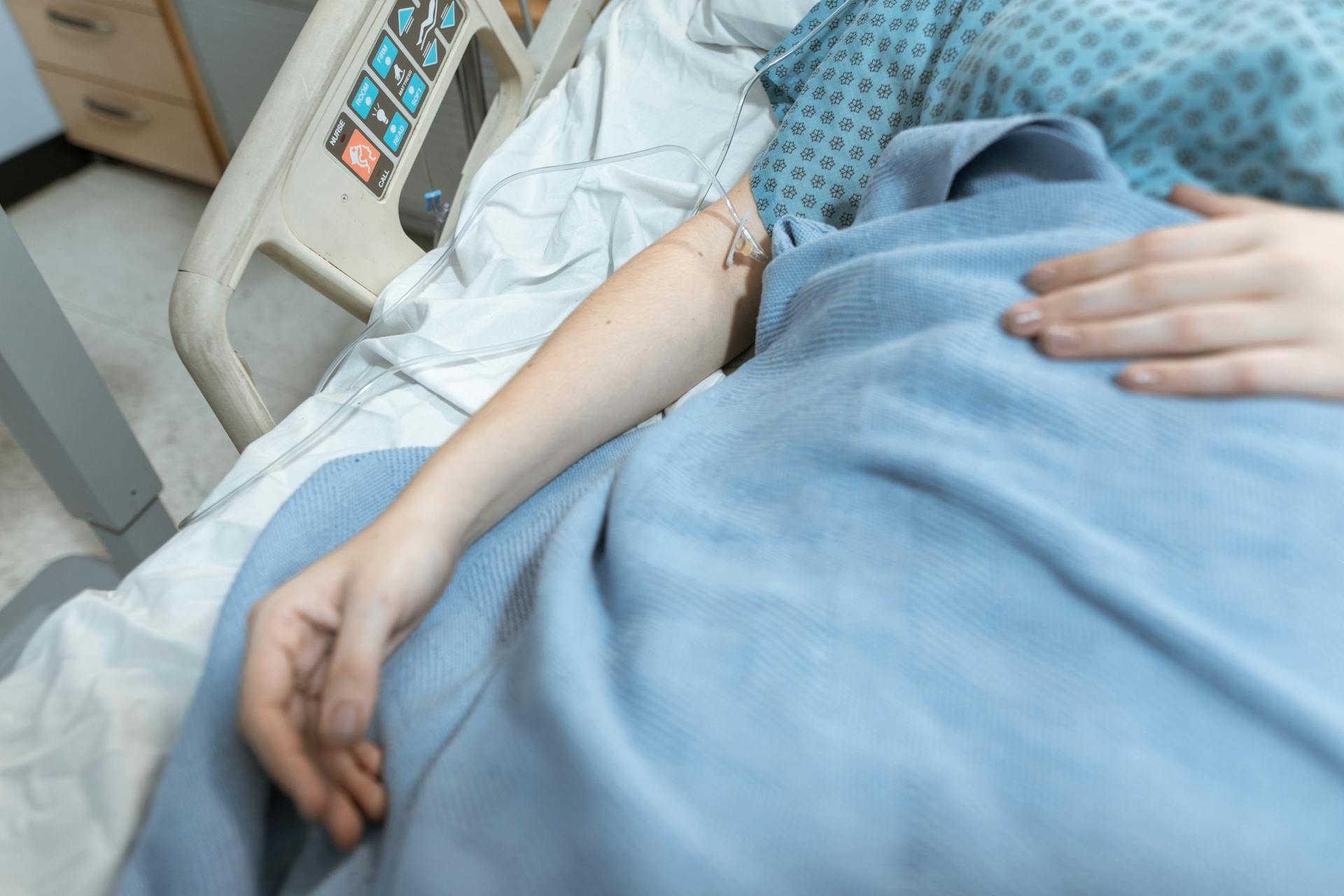 Close-up shot of a female patient lying on the hospital bed | Source: Pexels