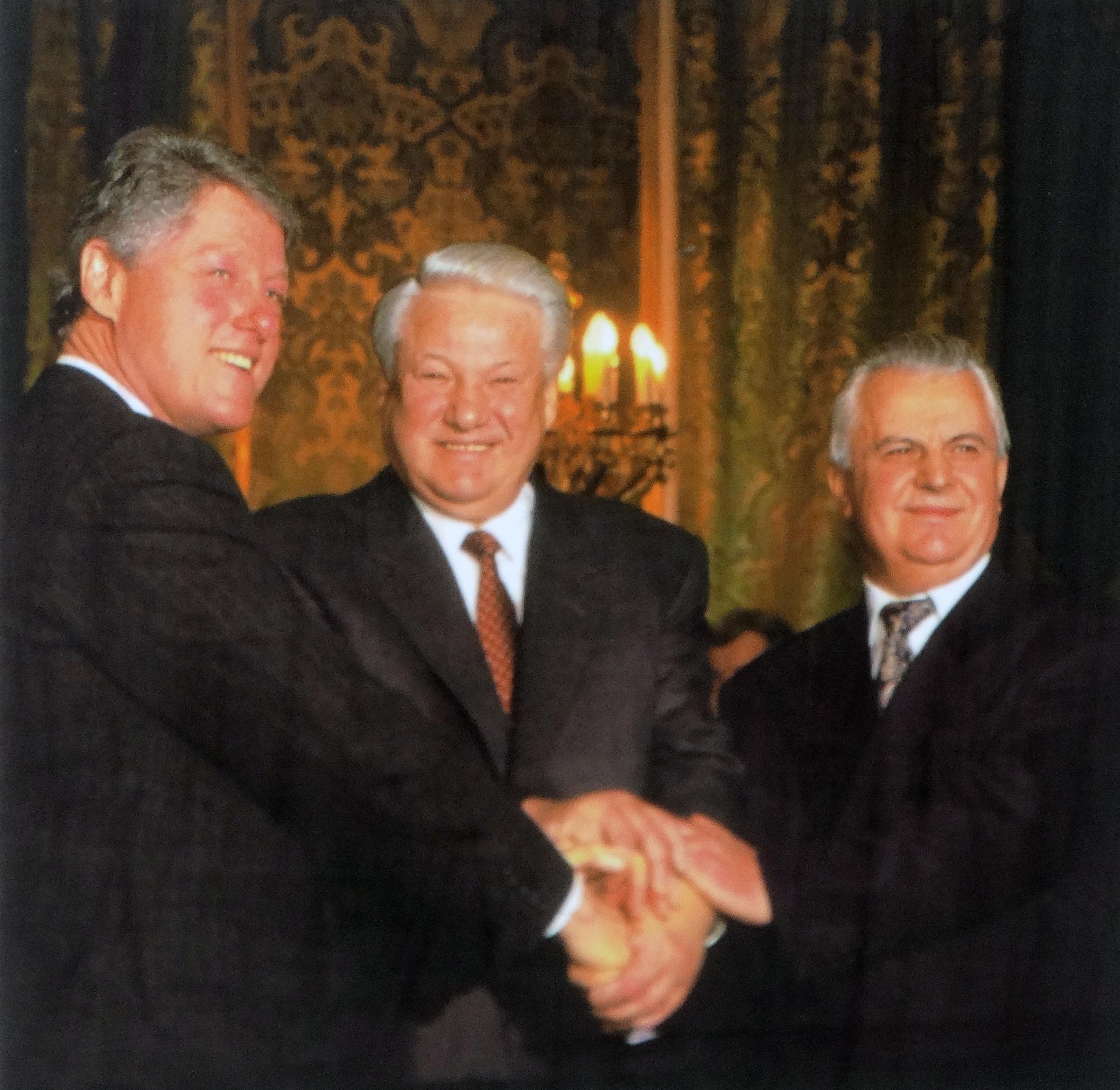 U.S. President Bill Clinton, Russian President Boris Yeltsin, and Ukrainian President Leonid Kravchuk after signing the Trilateral Statement in the context of the Budapest Memorandum in Moscow on January 14, 1994 | Source: Getty Images