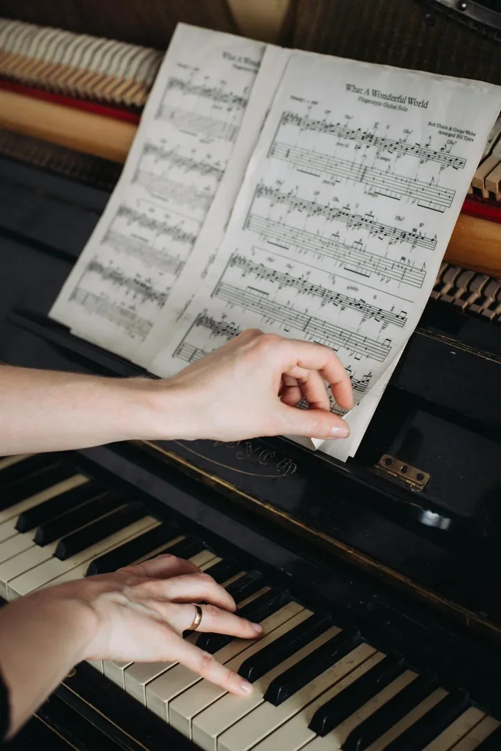 A woman playing the piano | Source: Pexels