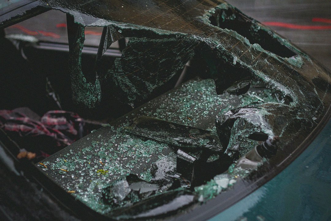 A shattered windshield of a car | Source: Pexels