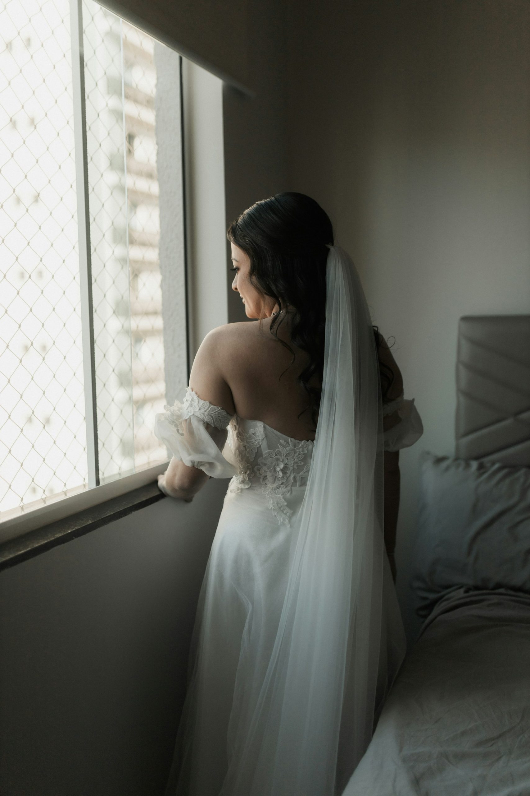 A bride standing in a room | Source: Unsplash