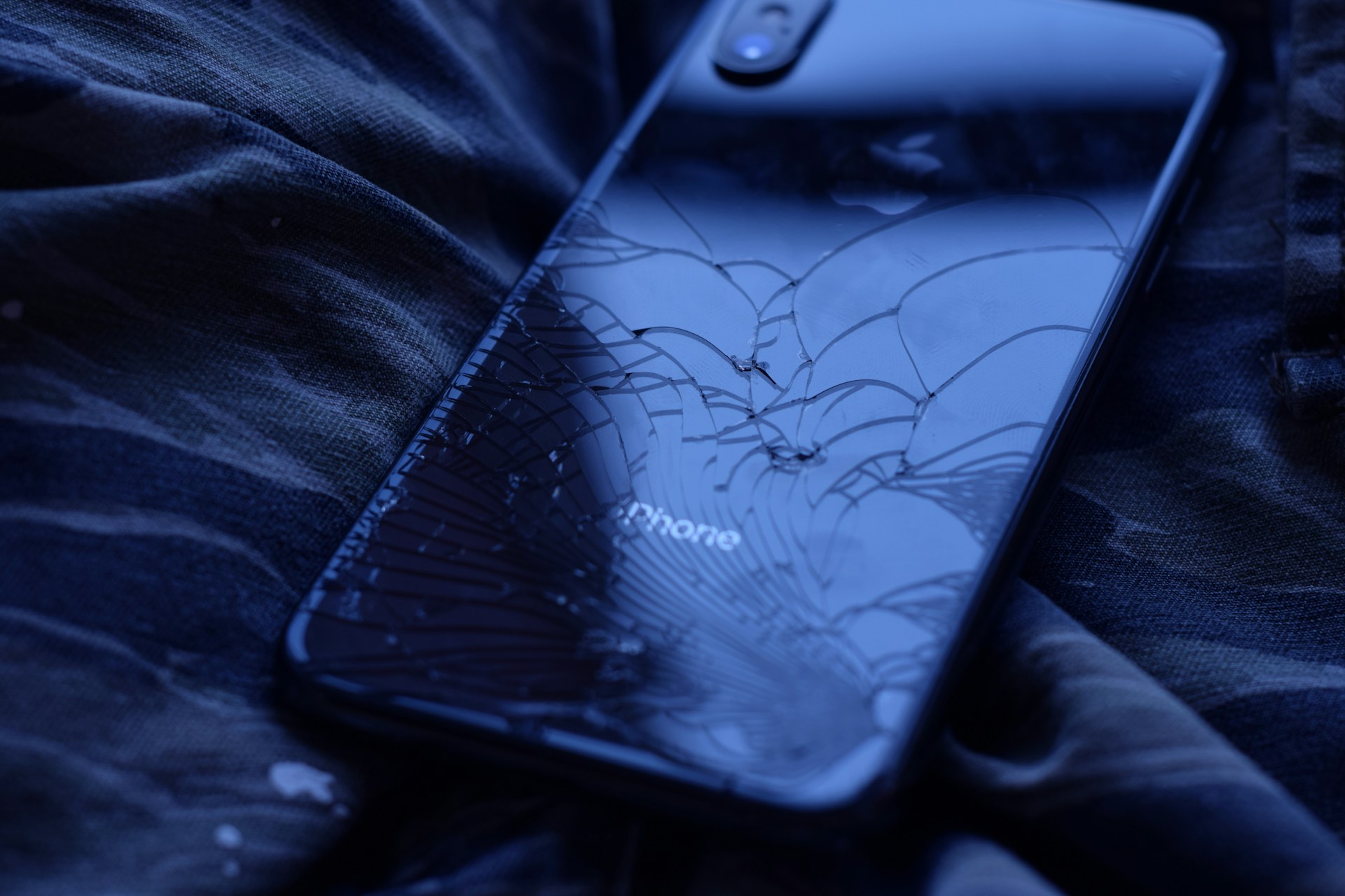 A broken phone | Source: Unsplash