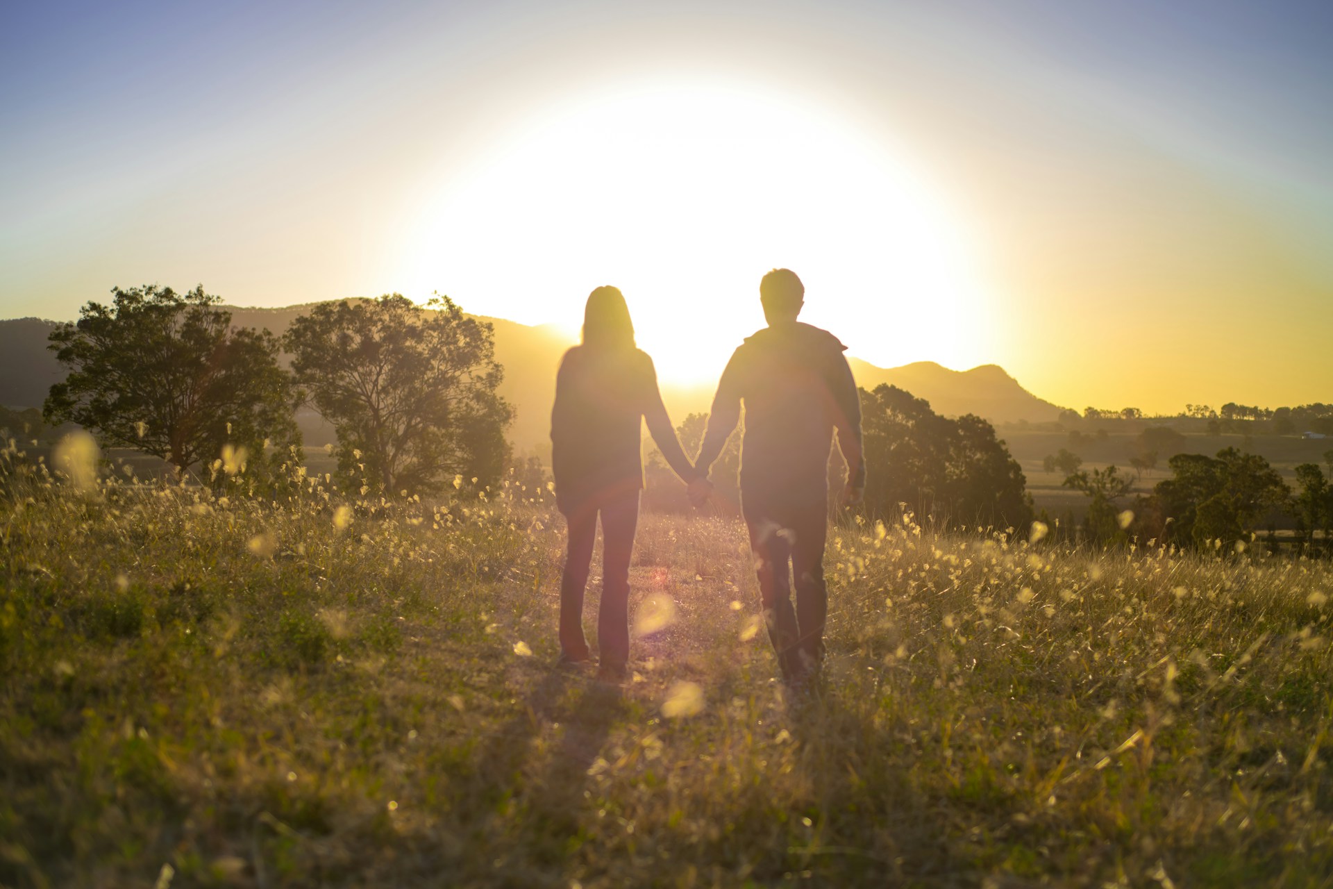 A couple watching the sunset together | Source: Unsplash