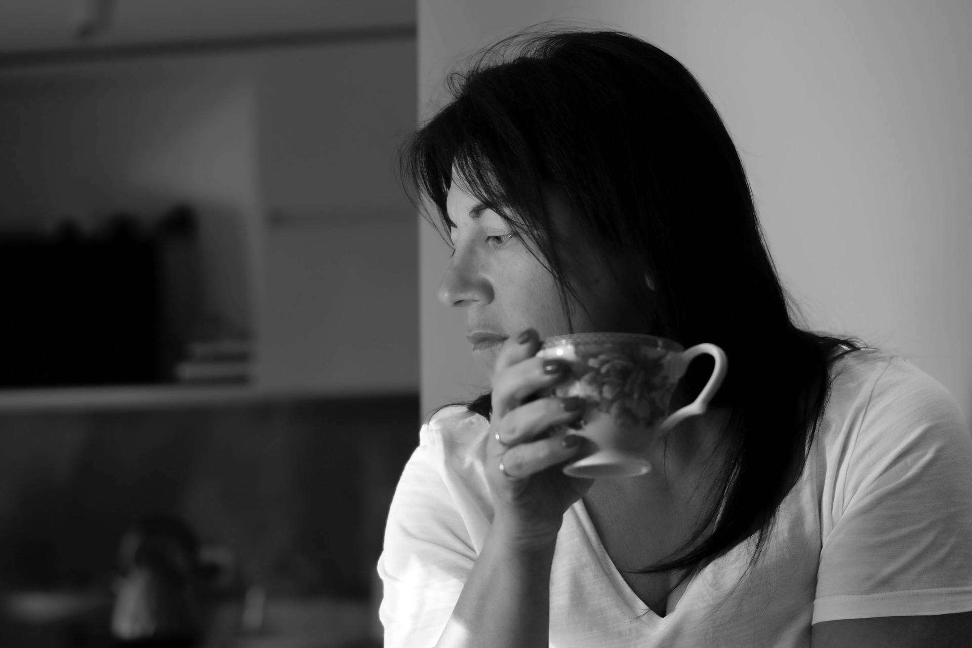 A woman holding a ceramic cup and looking down | Source: Pexels