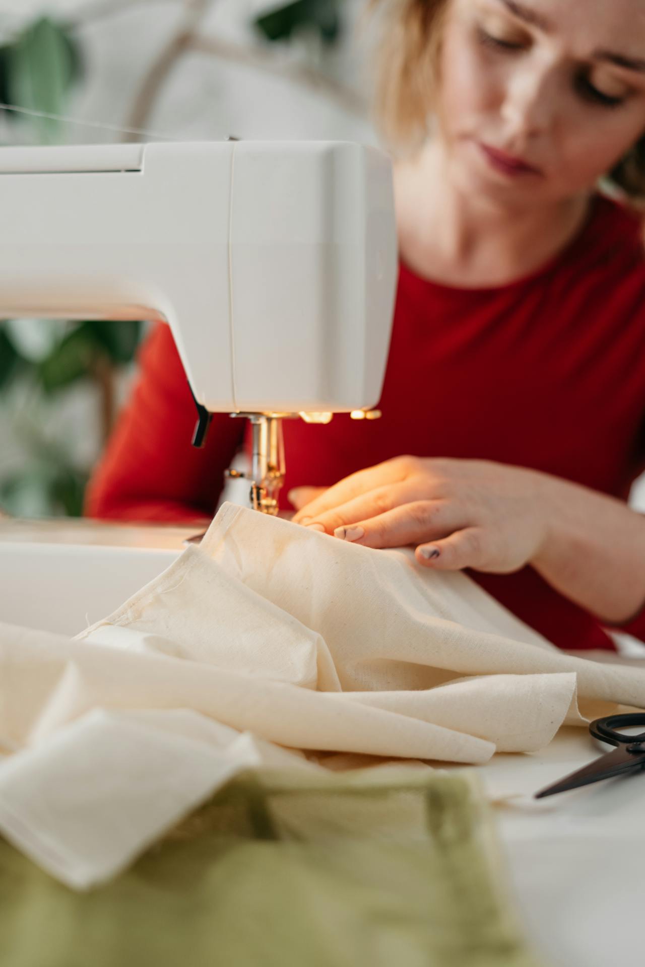 A woman stitching a dress using a sewing machine | Source: Pexels