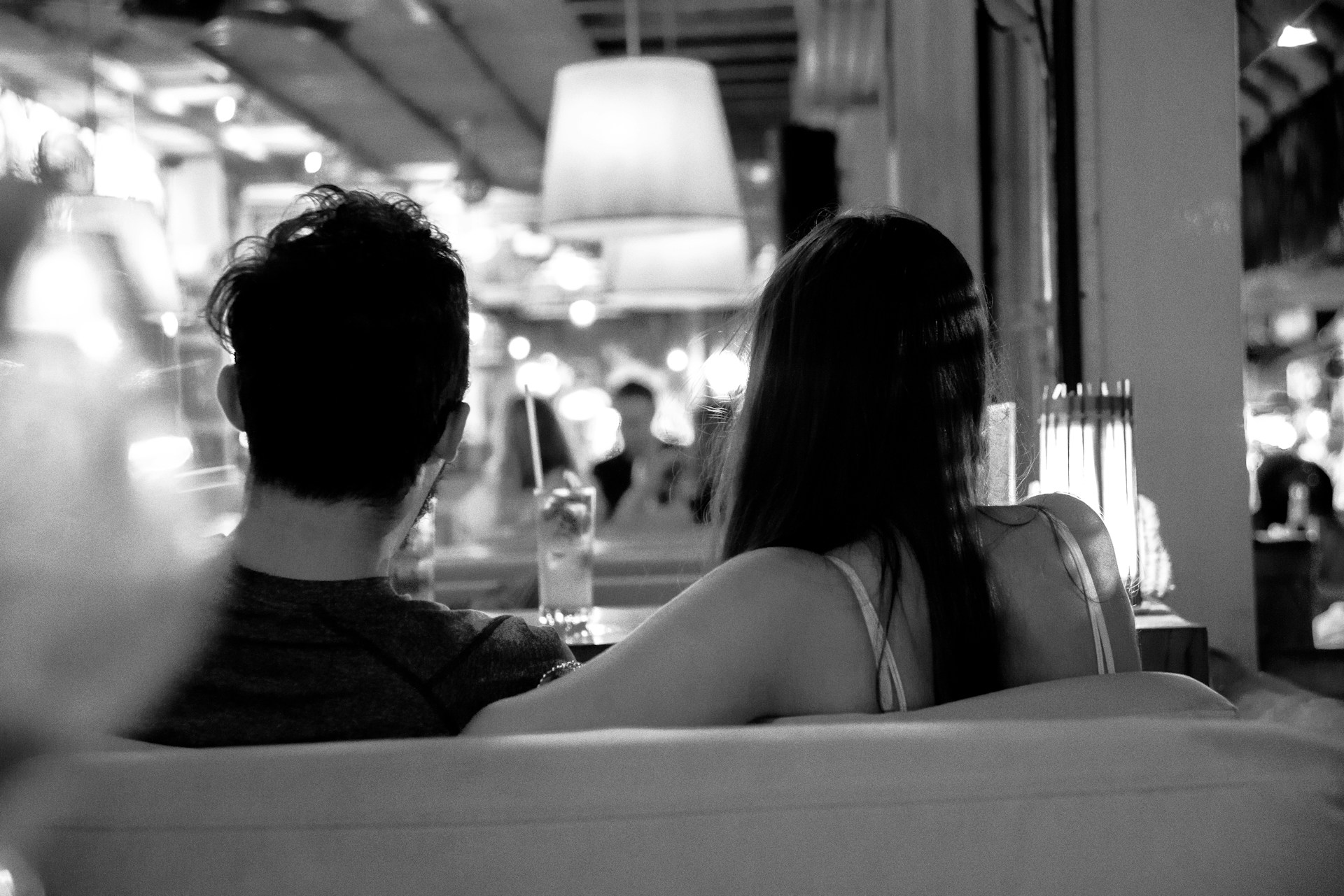 Grayscale shot of a couple at a restaurant | Source: Unsplash