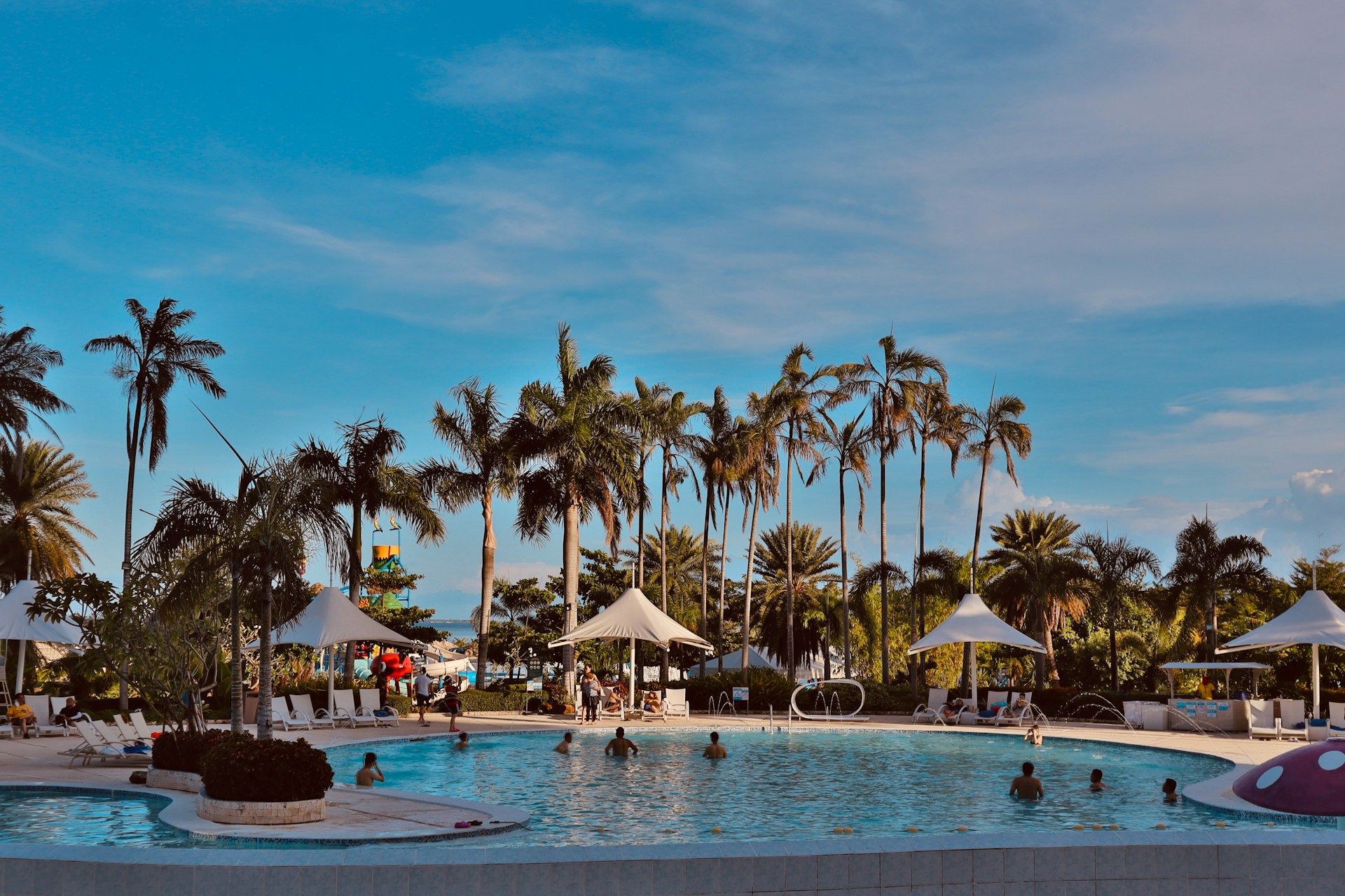 People chilling at a resort | Source: Unsplash