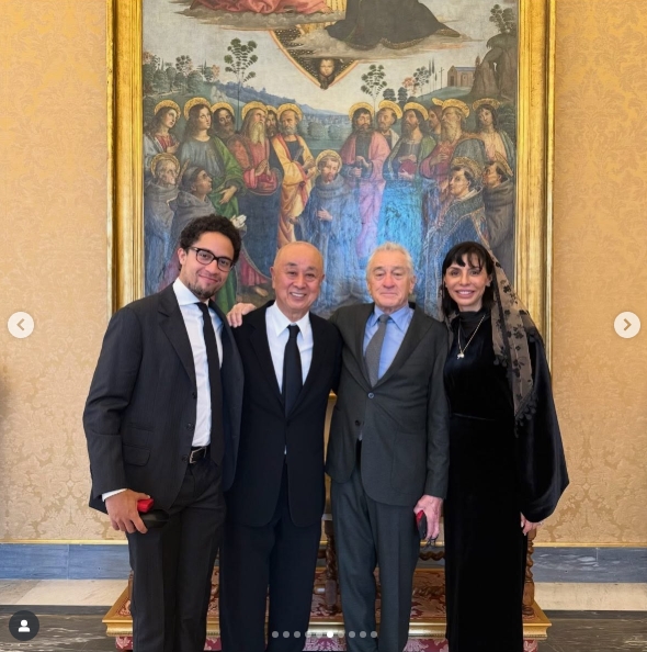 Julian, Robert, and Drena De Niro with a guest from a post dated November 9, 2025. | Source: Instagram/drenadeniro