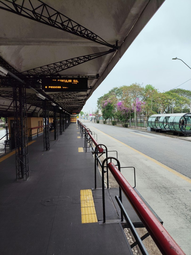 The exterior of a bus station | Source: Pexels
