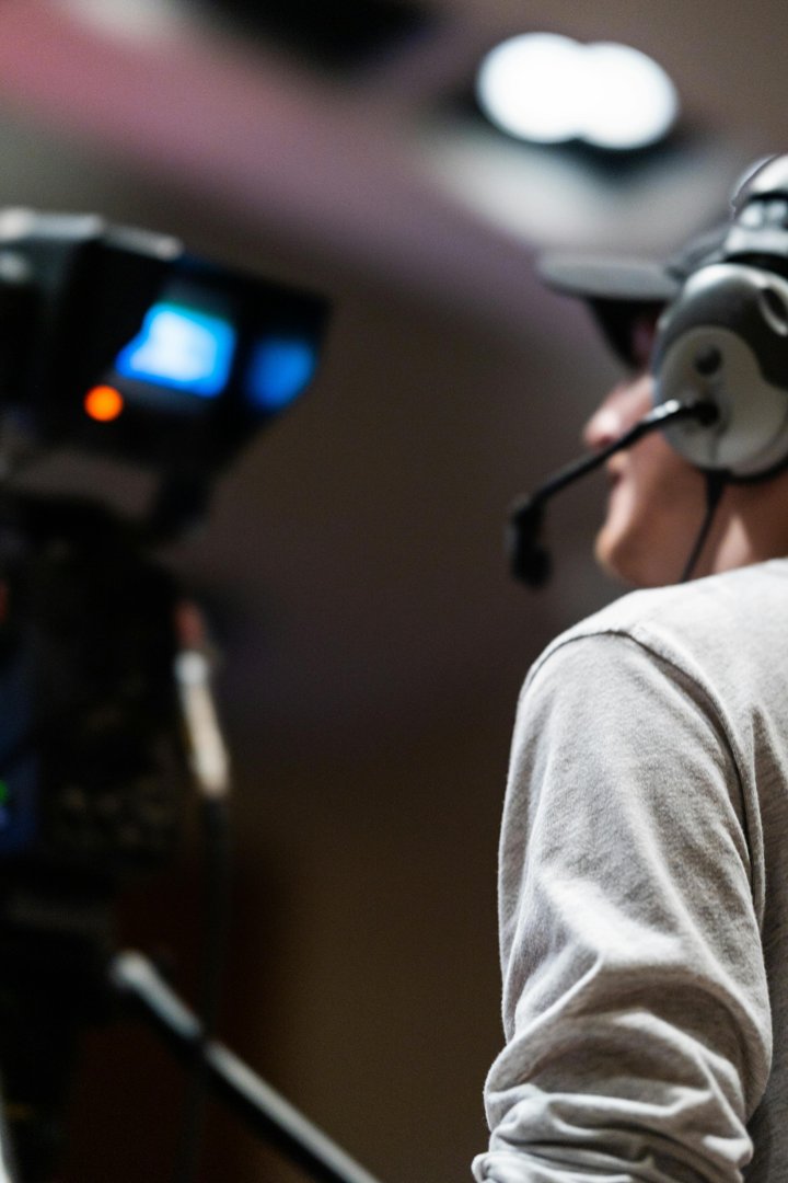 A person operating a camera | Source: Pexels