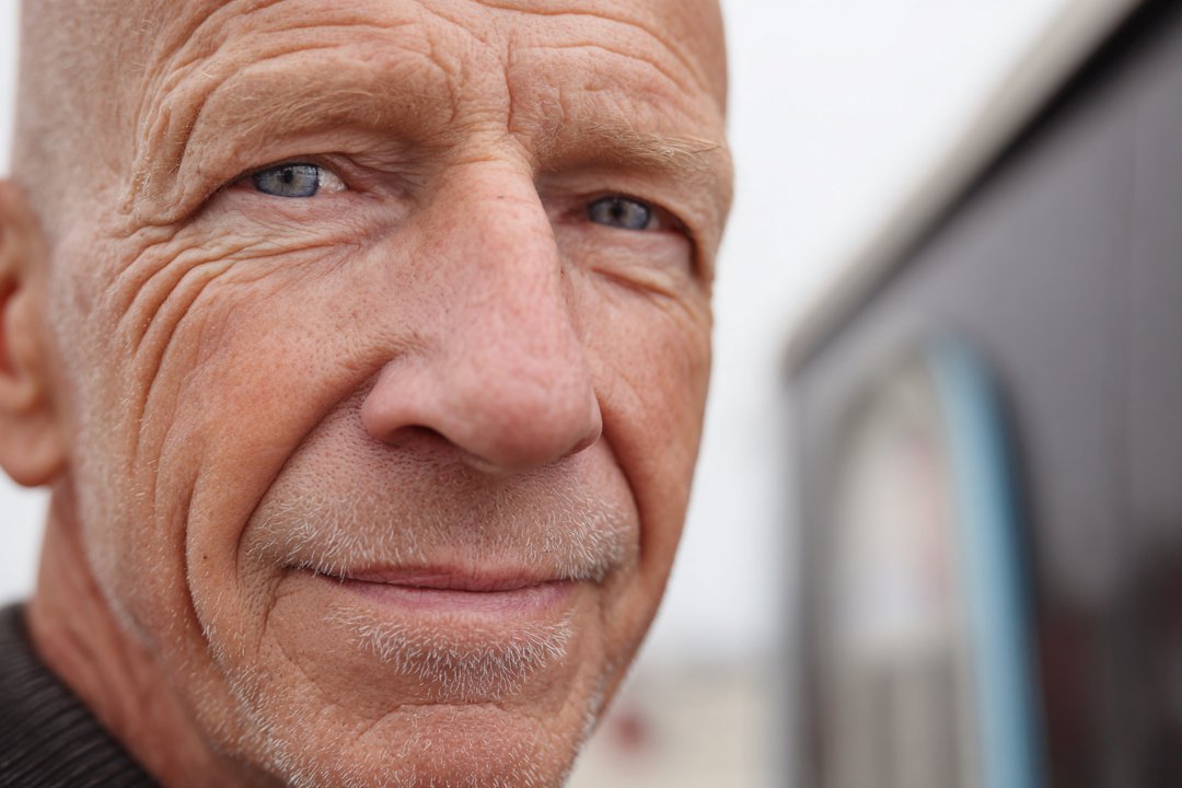 An older man looking straight ahead | Source: Midjourney