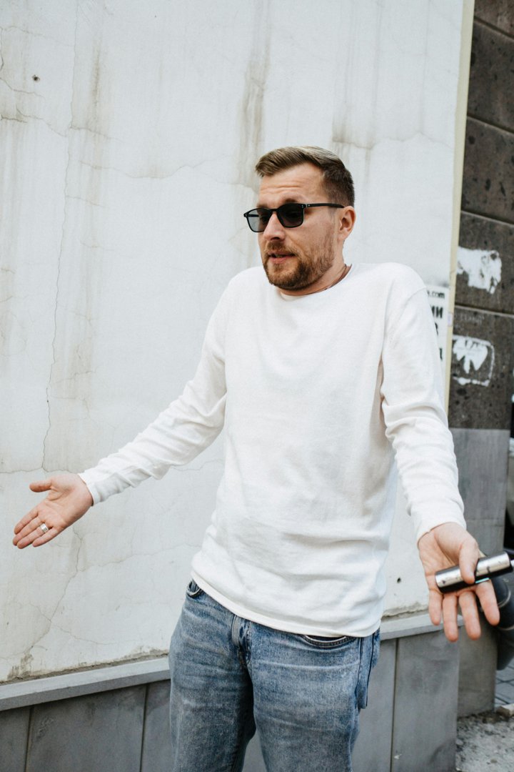 A confused man shrugging | Source: Pexels