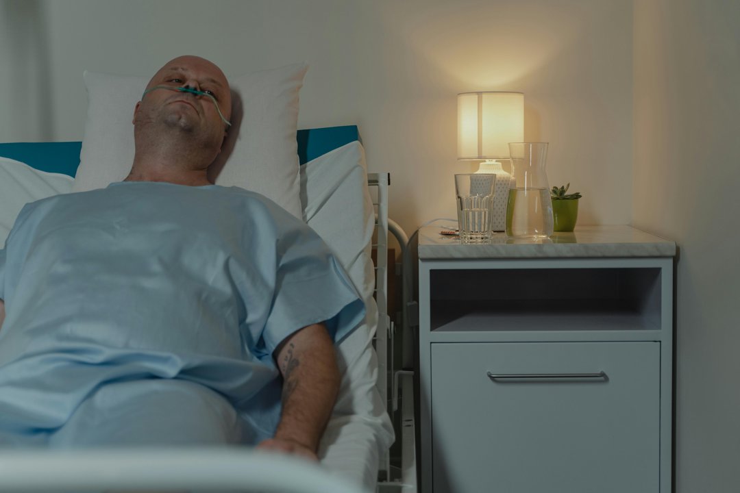 A sick man lying in a hospital bed | Source: Pexels
