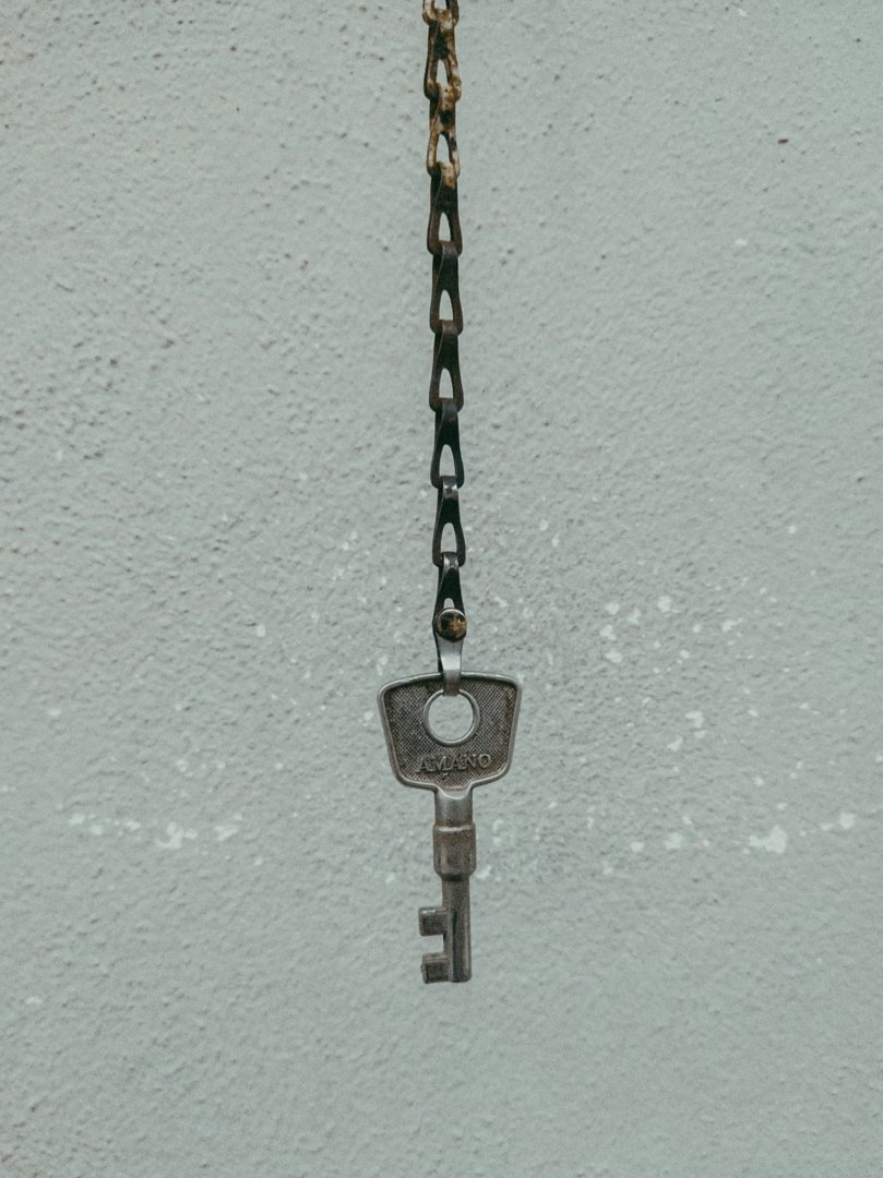 A key on a chain | Source: Unsplash