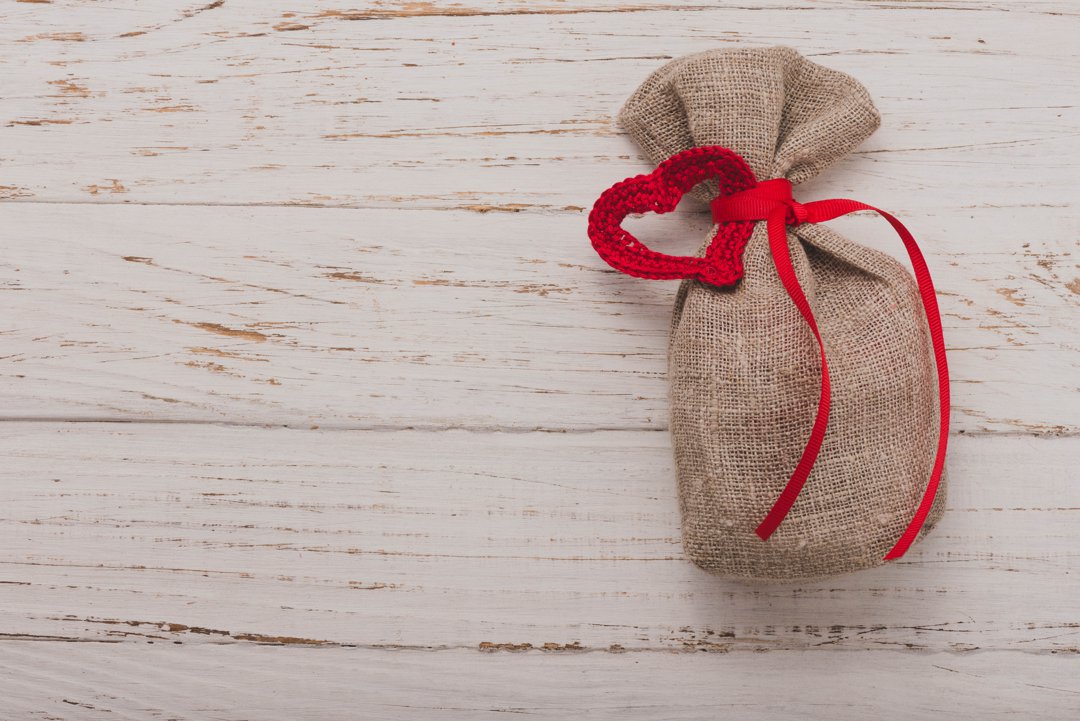 A pouch tied up with a string | Source: Freepik