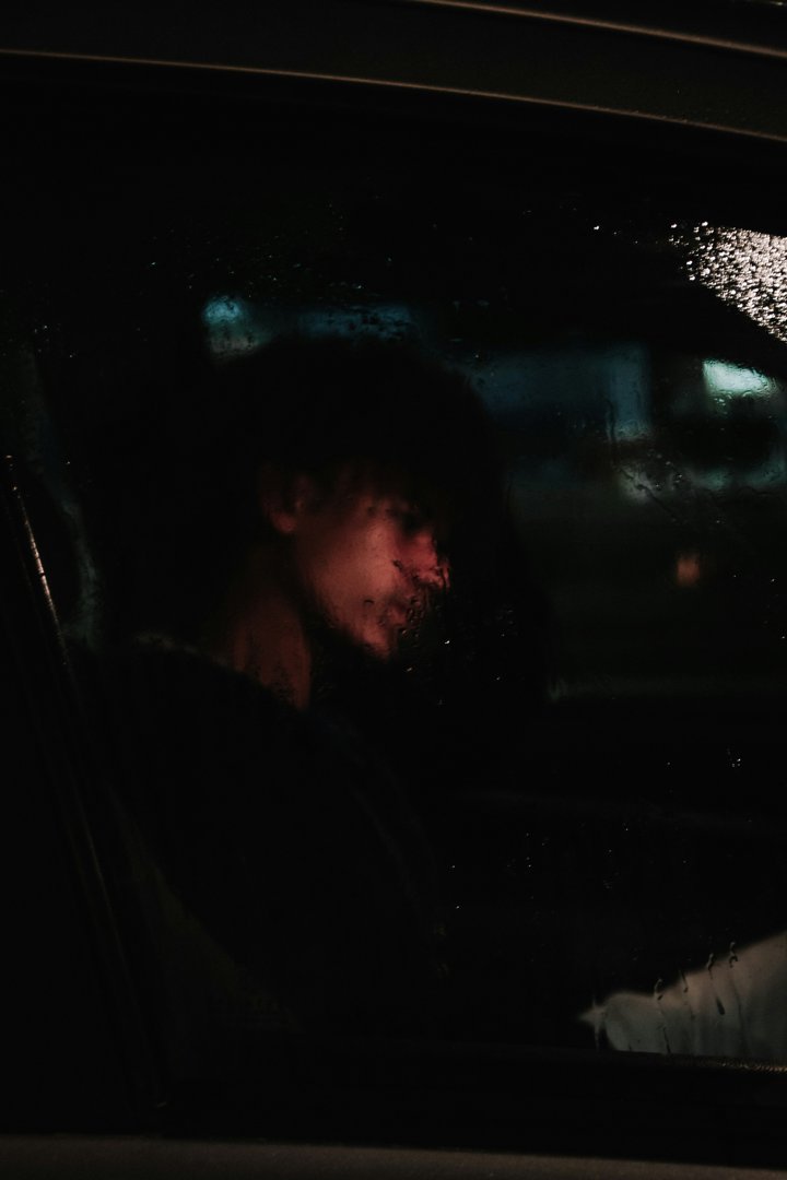 A blurry view of boy in a car | Source: Unsplash
