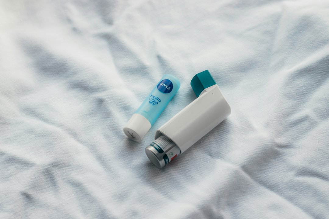 An asthma inhaler on a bed | Source: Unsplash