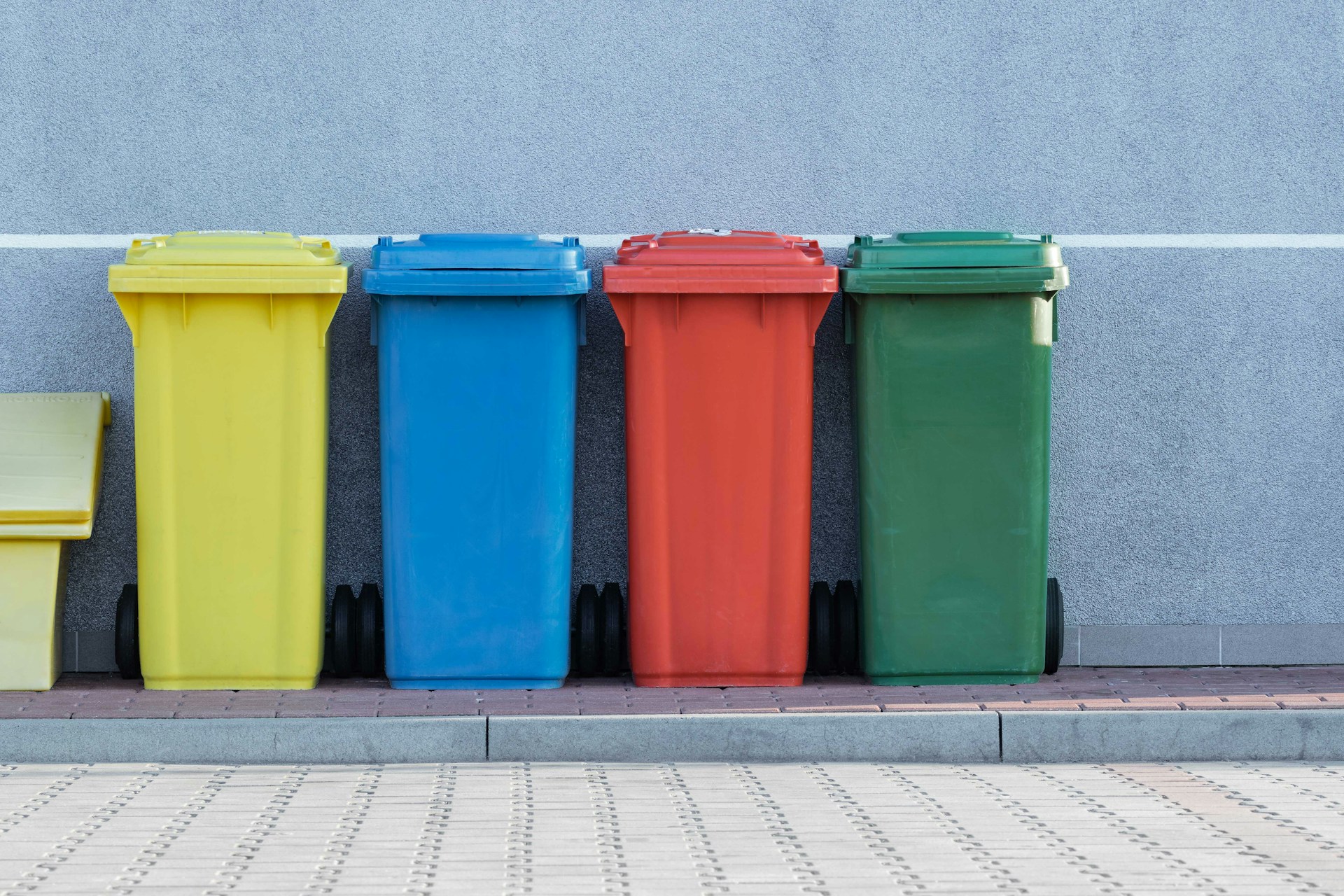 A row of trash cans on the street | Source: Unsplash