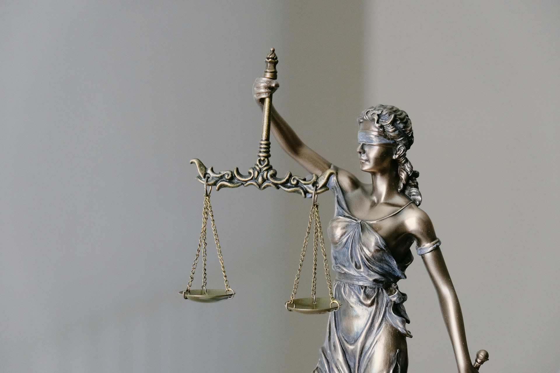 Figurine of Lady Justice holding the scales | Source: Unsplash