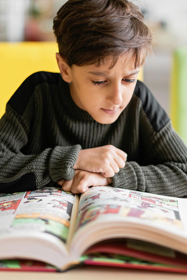 A boy reading | Source: Pexels