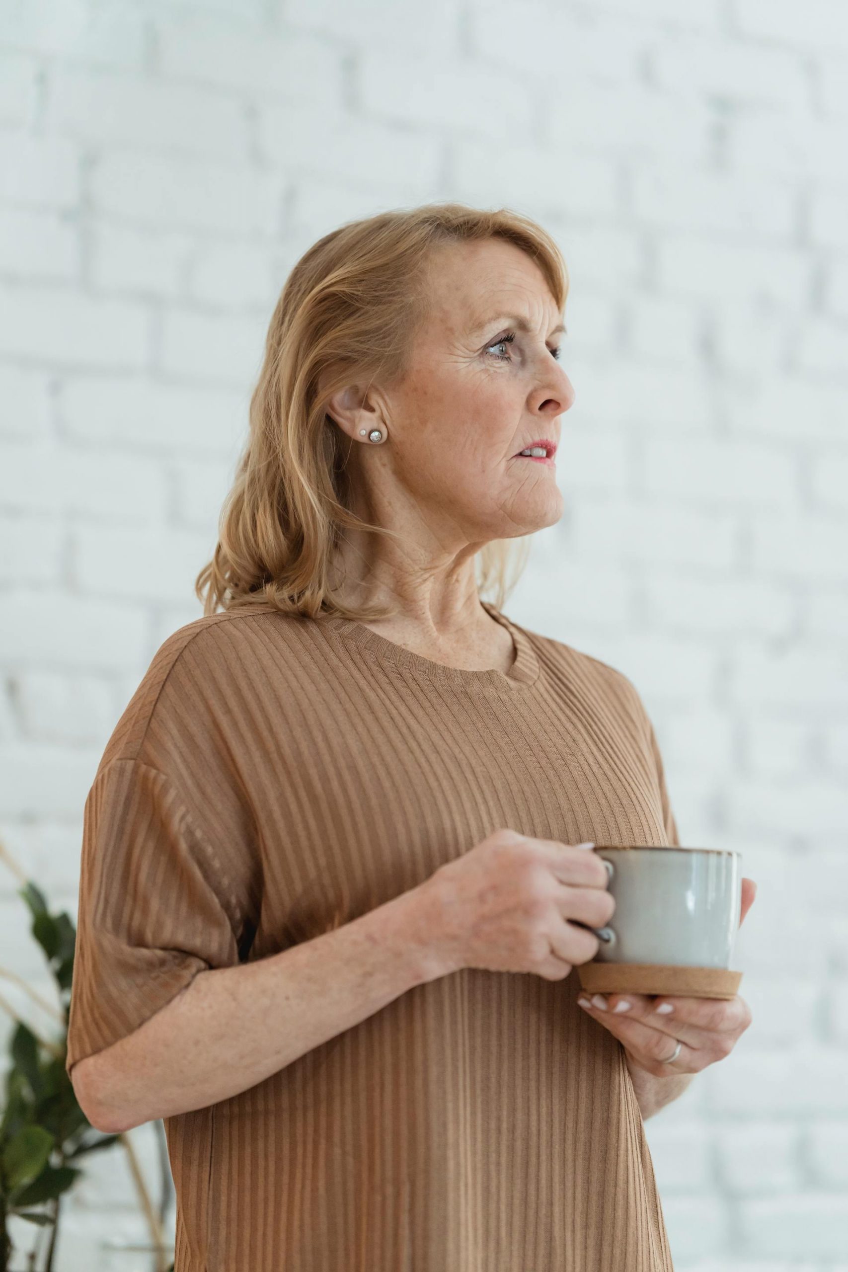 An older woman staring at something | Source: Pexels