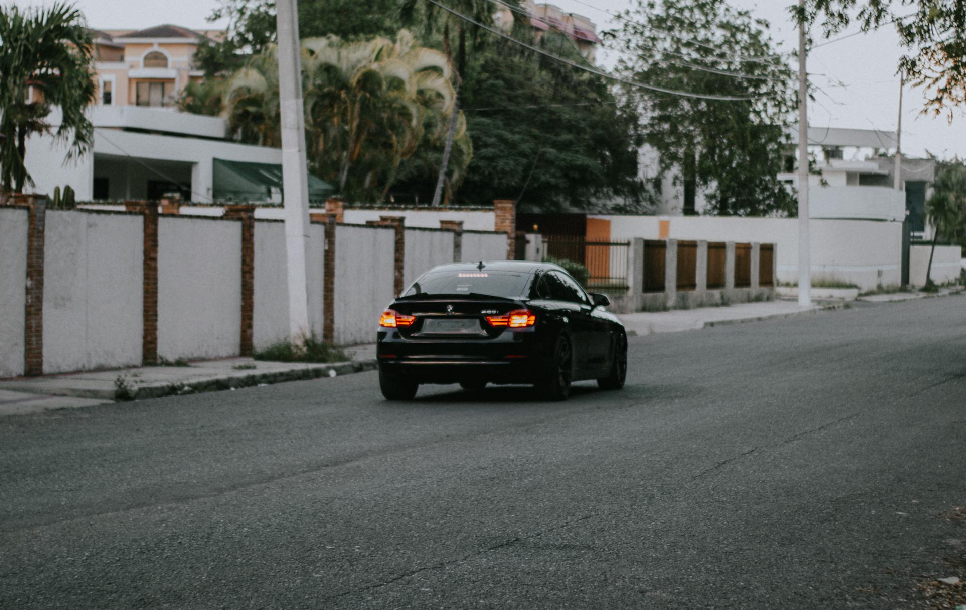 A car driving through a suburban area | Source: Pexels